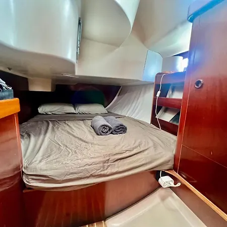 Acogedor Velero Junto A La Playa Bcn Hotel en barco